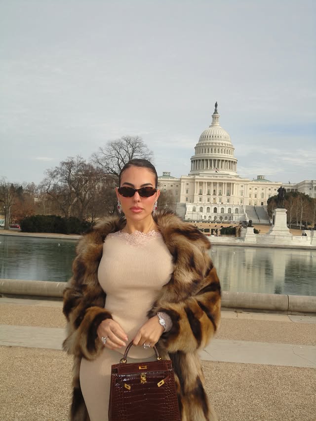 المعطف الفرو وحقيبة الهيرميس تجمع جورجينا وياسمين