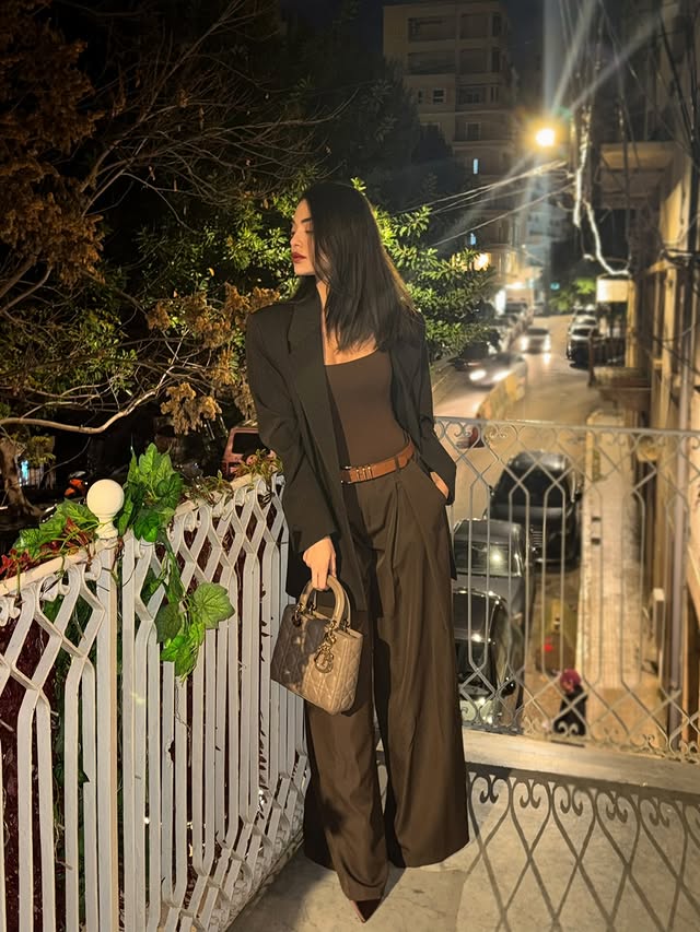 كارن وازن.. لمسة "مودرن" تدمج البني بالأسود بذكاء