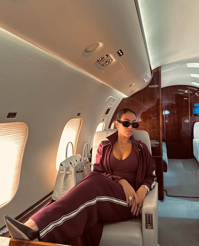 إطلالات تعكس أجواء الرفاهية داخل الطائرة