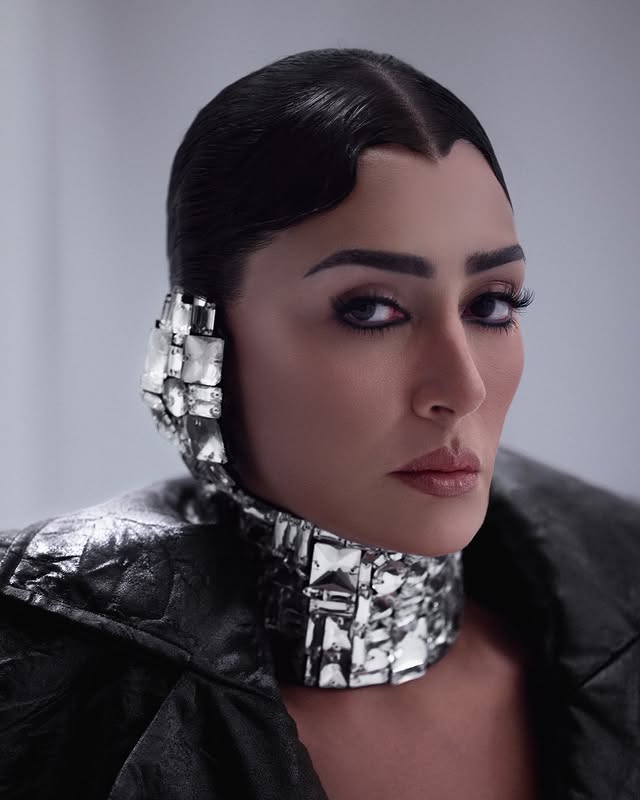 إطلالة غادة عبد الرازق مستوحاة من عالم التكنولوجيا والمستقبل