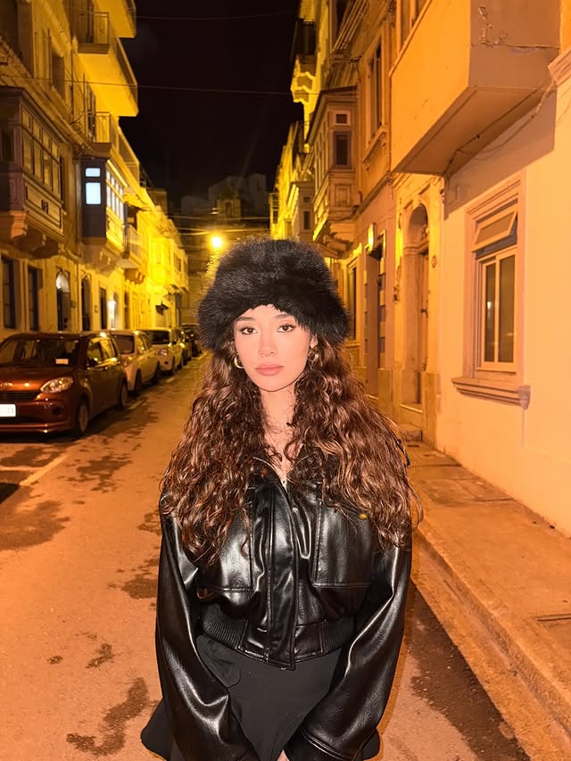 سحر الشعر الويفي مع قبعة الفرو الروسية