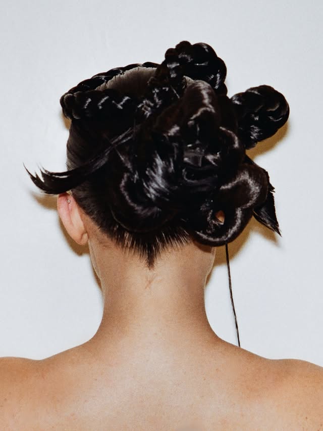 ثانياً: تسريحة الشعر بالضفائر الهندسية على طريقة كايلي جينر