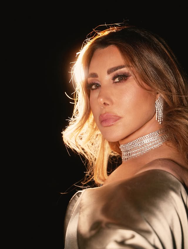 نجوى كرم متوهجة ببريق المكياج البرونزي