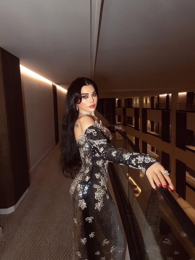 هيفاء وهبي متوهجة بفستان معدني لامع