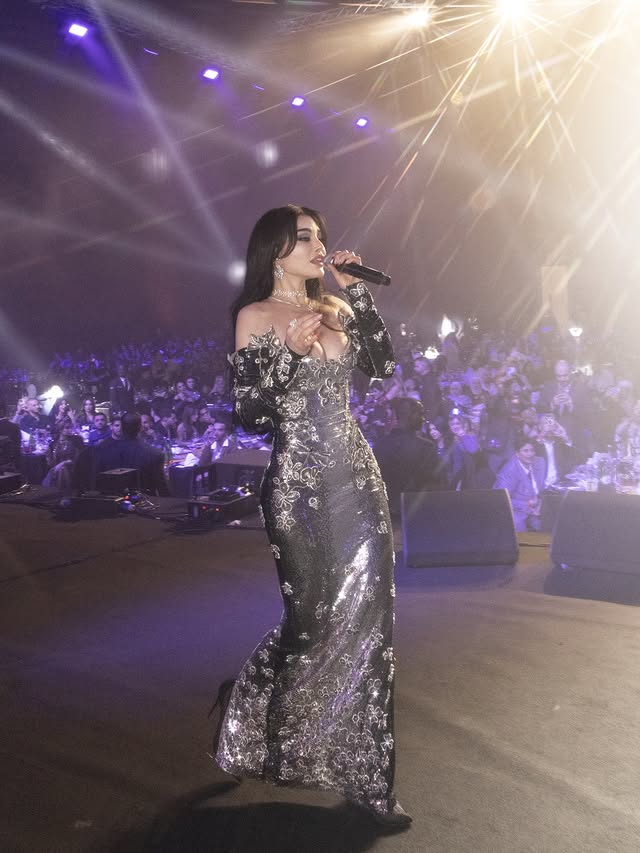 هيفاء وهبي متوهجة بفستان معدني لامع