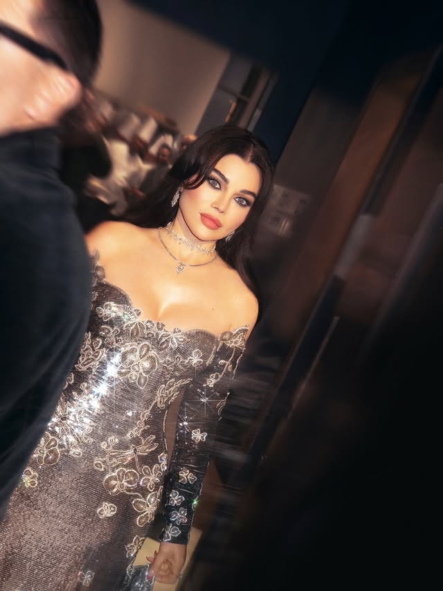 هيفاء وهبي بمكياج سموكي في حفلها في أبو ظبي