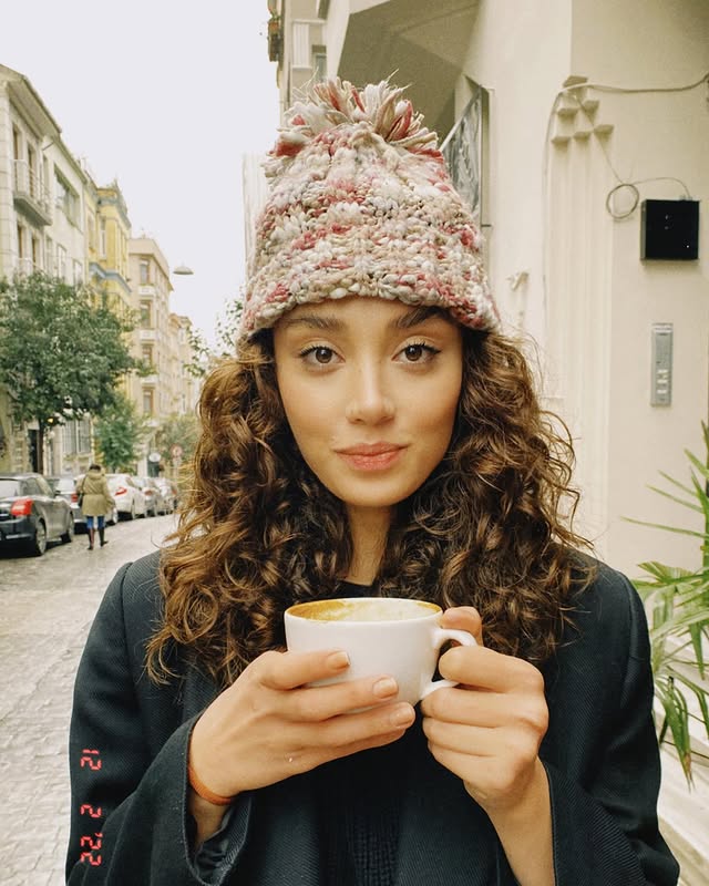 قبعة "الصوف" مع الشعر المموج الطبيعي