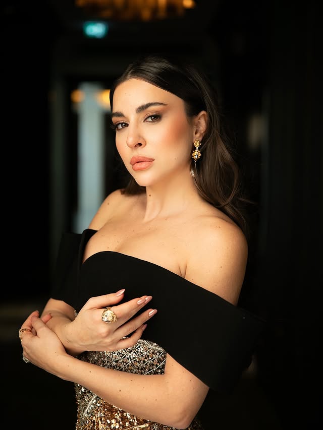 سارة أبي كنعان بمكياج نيود ناعم وشعر ويفي