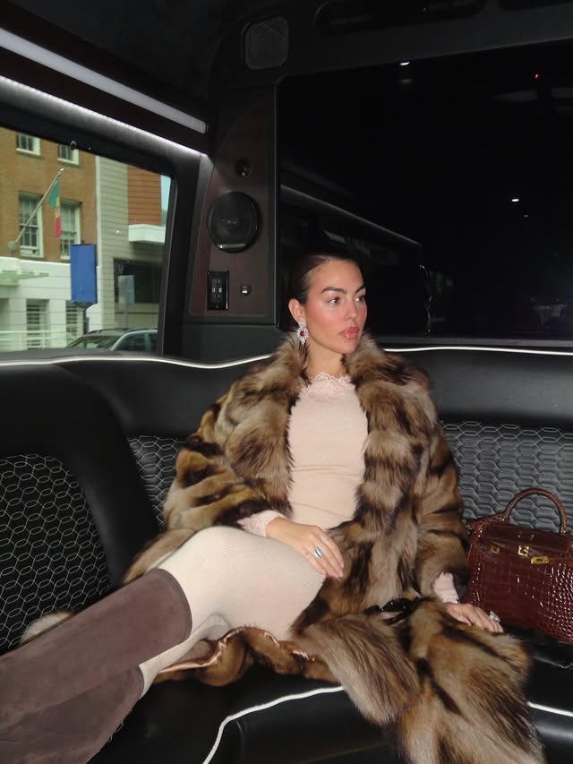 المعطف الفرو وحقيبة الهيرميس تجمع جورجينا وياسمين