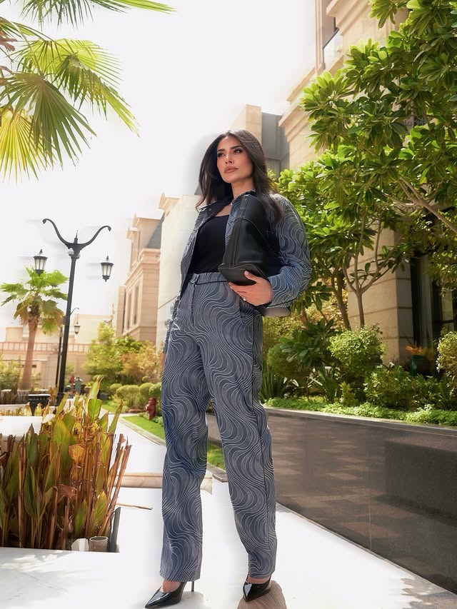 إلهام علي تخطف الأنظار بطقم جينز مبتكر