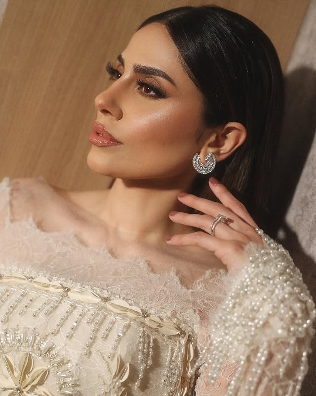 إلهام علي بالمكياج البرونزي
