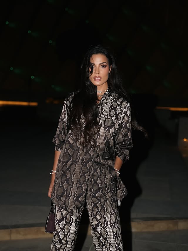 نادين نجيم ببدلة أنيقة بنقشة الثعبان