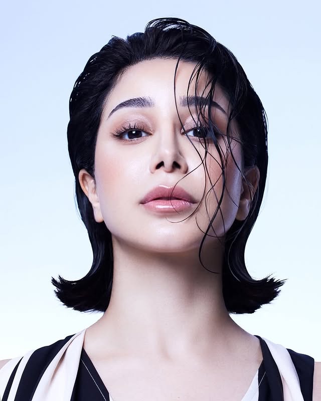 ​   ​​   ​أسيل عمران بالشعر المبلل