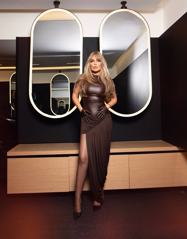 نيكول سابا بجاذبية اللون البني بلمسات عصرية متمردة