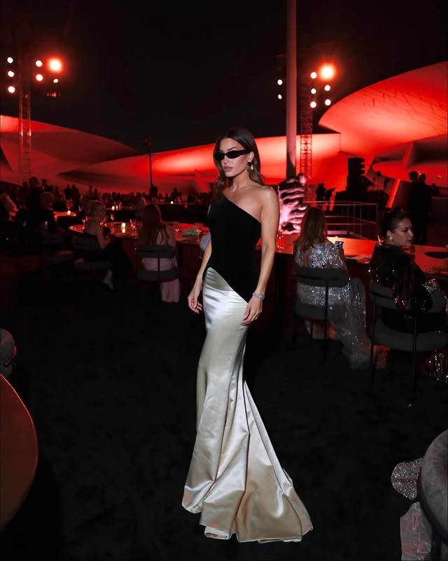 كارن وازن.. تباين الخامات وسحر "الوان شولدر" في الدوحة