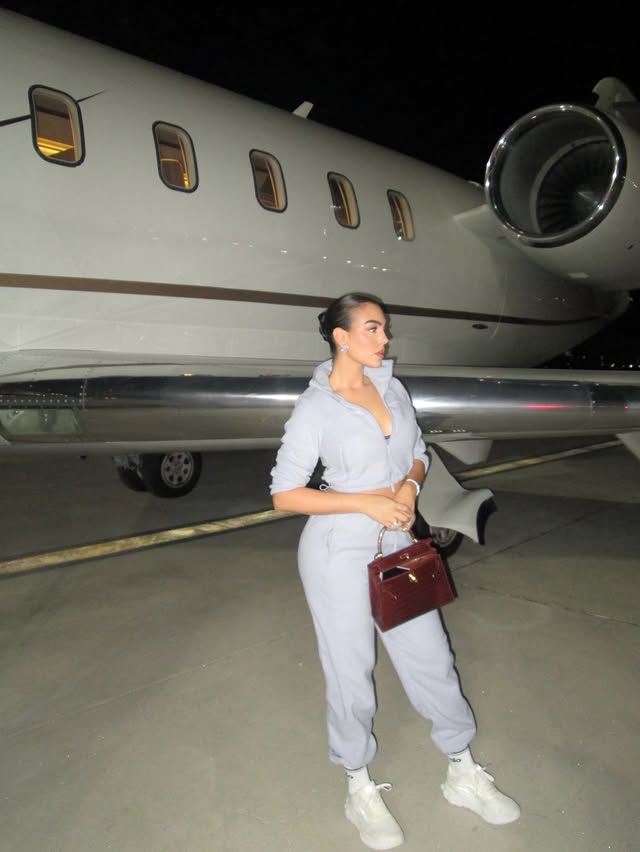 جورجينا تنسق حقيبة الهيرمس مع إطلالات كاجوال بالسفر