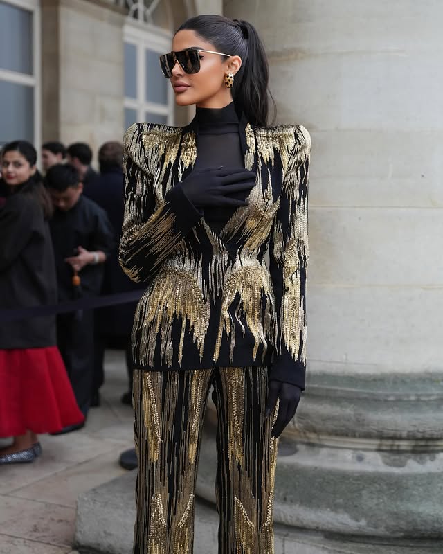 مرمر حليم بإطلالة البدلة المرصعة بالذهبي