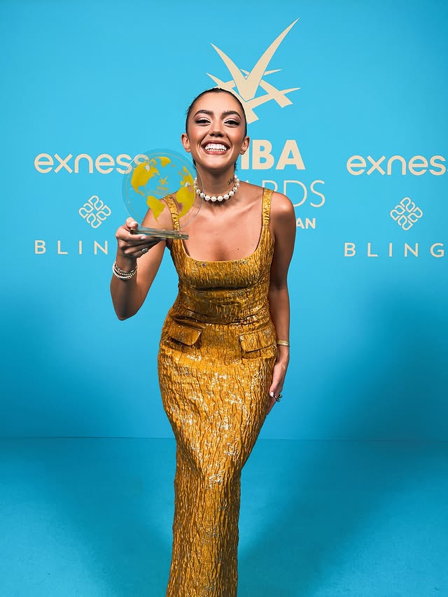 بلمسة عصرية من علامة THYM، اختارت ستيفاني فستاناً ذهبياً 