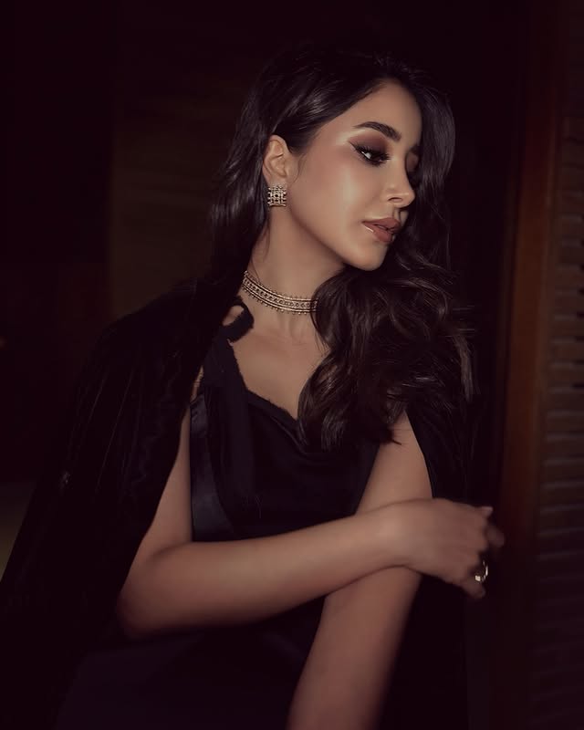 ​   ​​   ​أسيل عمران بمكياج سموكي