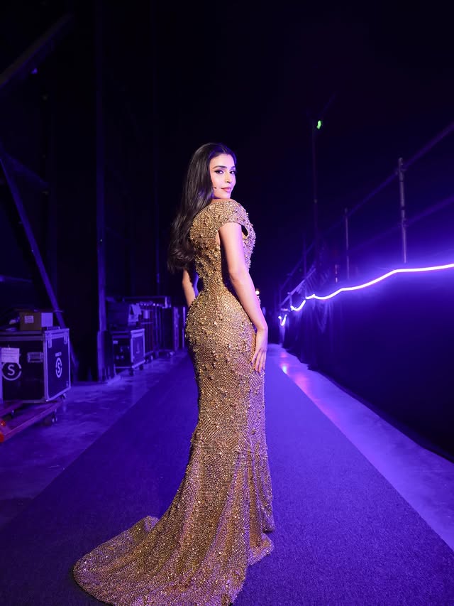 ياسمينا زيتون ببريق الفستان الذهبي