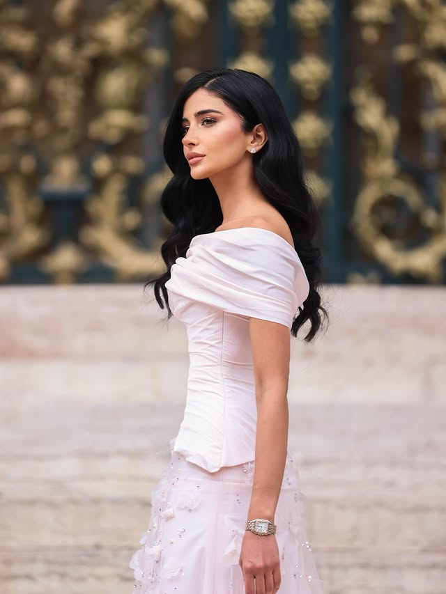 رهف الحربي بمكياج نيود ناعم والشعر الطويل