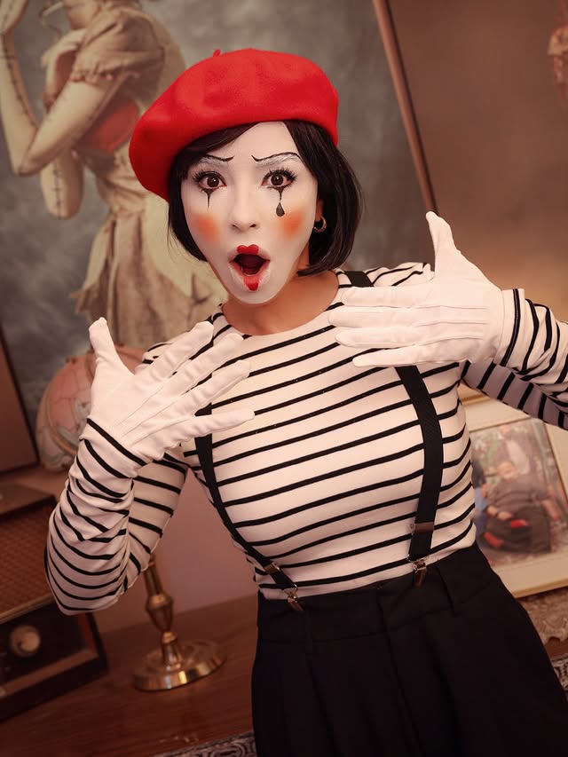 ماغي بو غضن بإطلالة "المهرج "