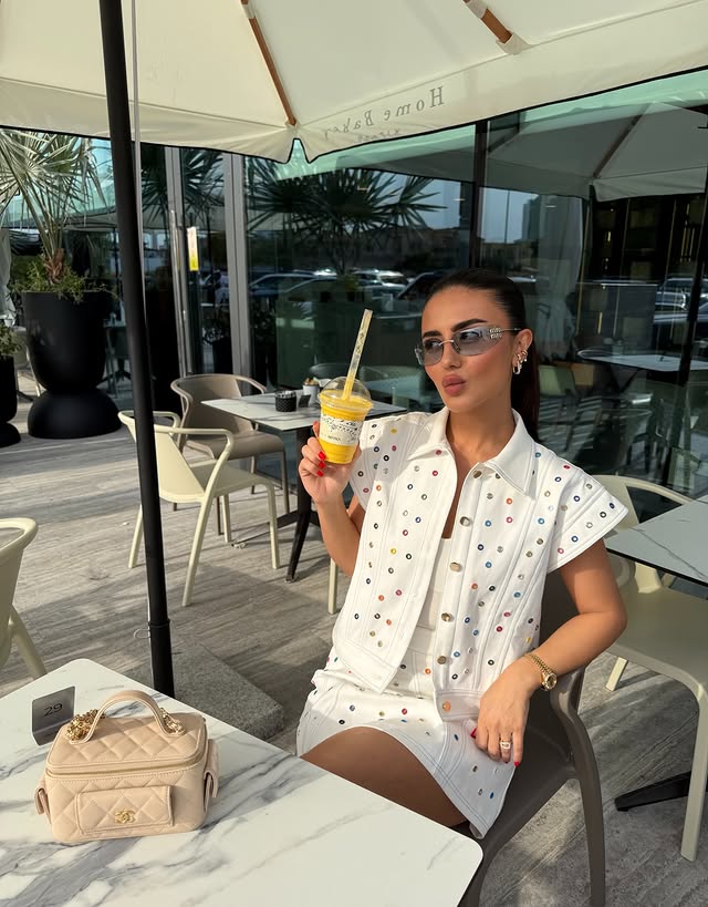 ديما الأسدي وتنسيق "البوت" العصري مع الطقم الأبيض