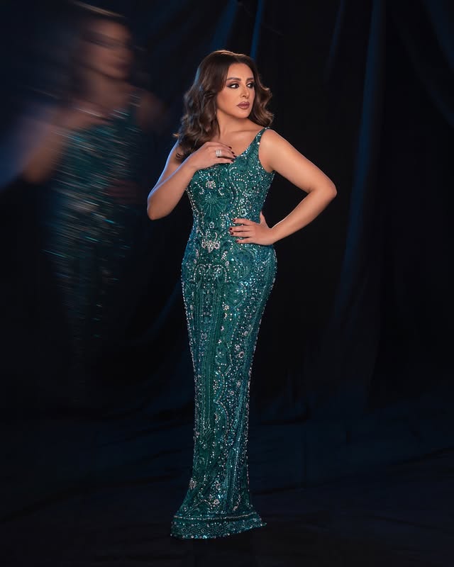 أنغام بفستان سهرة أخضر مرصّع يعكس فخامة أنثوية لافتة
