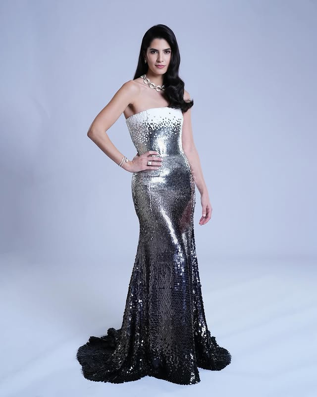 كارمن بصيبص ببريق الفستان الفضي