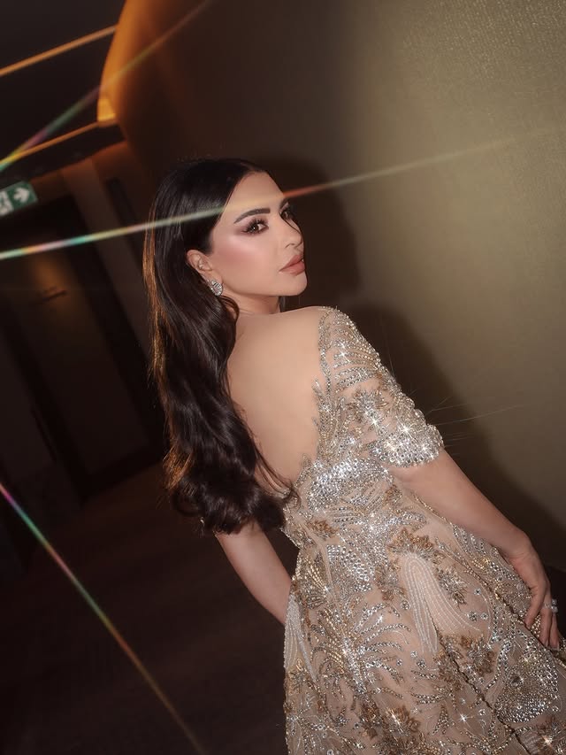 ماغي بو غصن بمكياج لامع وعيون القطة  