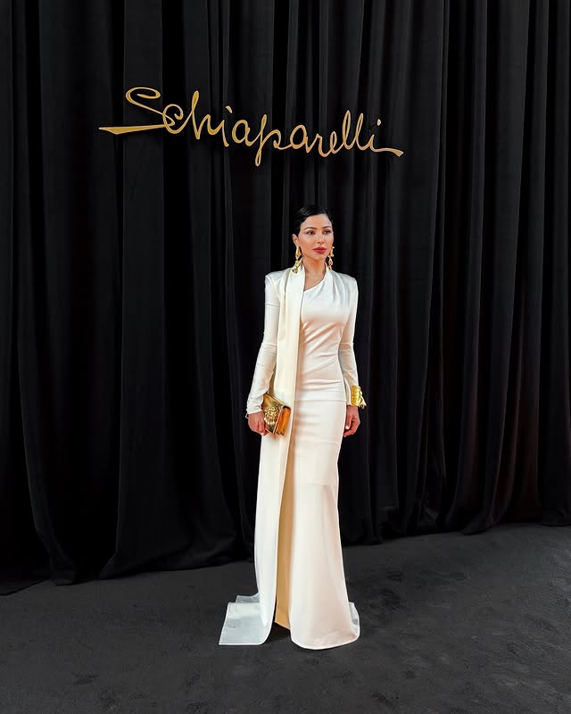 مهيرة عبد العزيز بإطلالة بيضاء مع تفاصيل ذهبية في عرض Schiaparelli