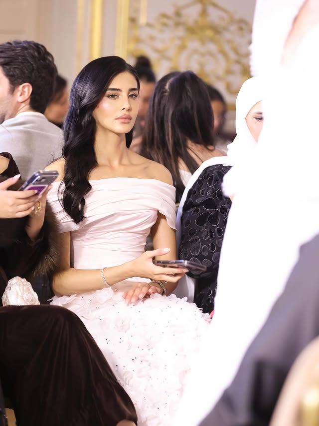 رهف الحربي بمكياج نيود ناعم والشعر الطويل