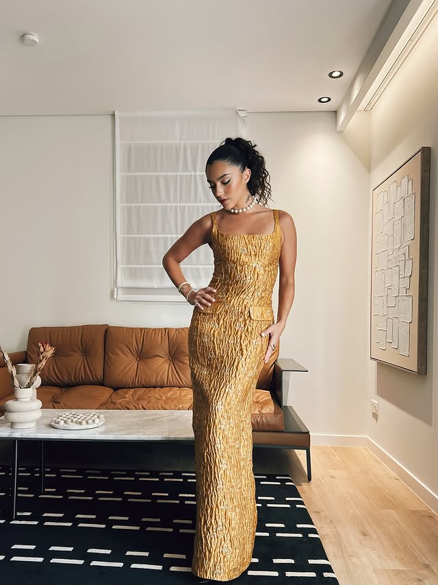 بلمسة عصرية من علامة THYM، اختارت ستيفاني فستاناً ذهبياً 