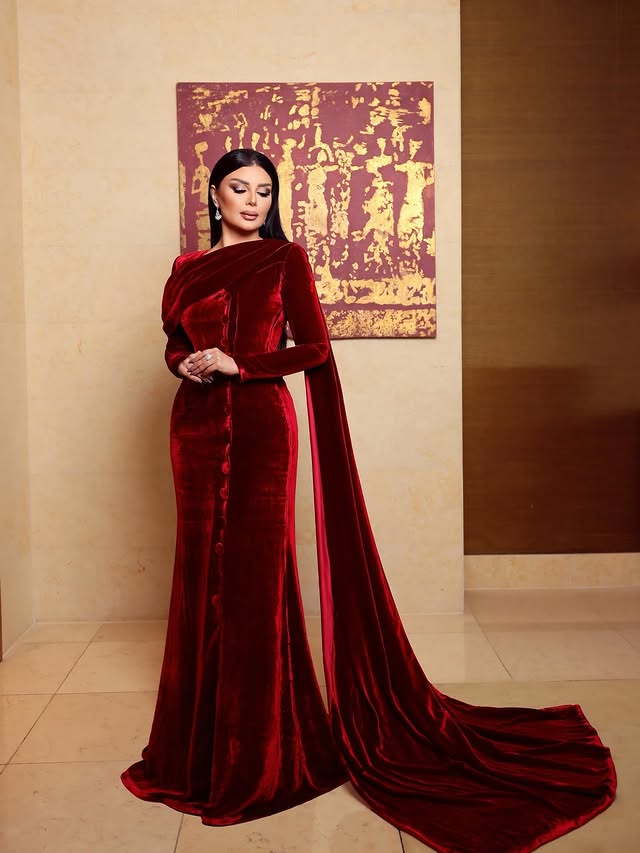 أصيل همام بإطلالة كلاسيكية بالمخمل الأحمر