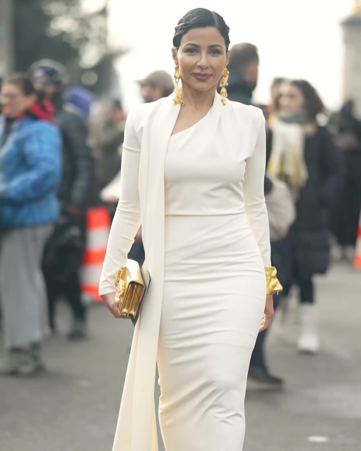 مهيرة عبد العزيز بإطلالة بيضاء مع تفاصيل ذهبية في عرض Schiaparelli