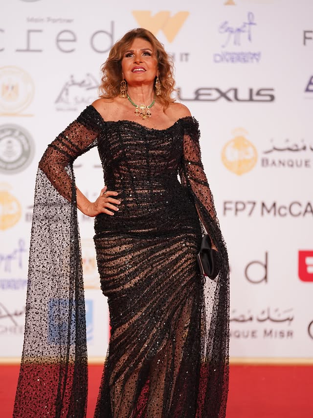 الفنانة القديرة يسرا... أناقة الأسود الكلاسيكية