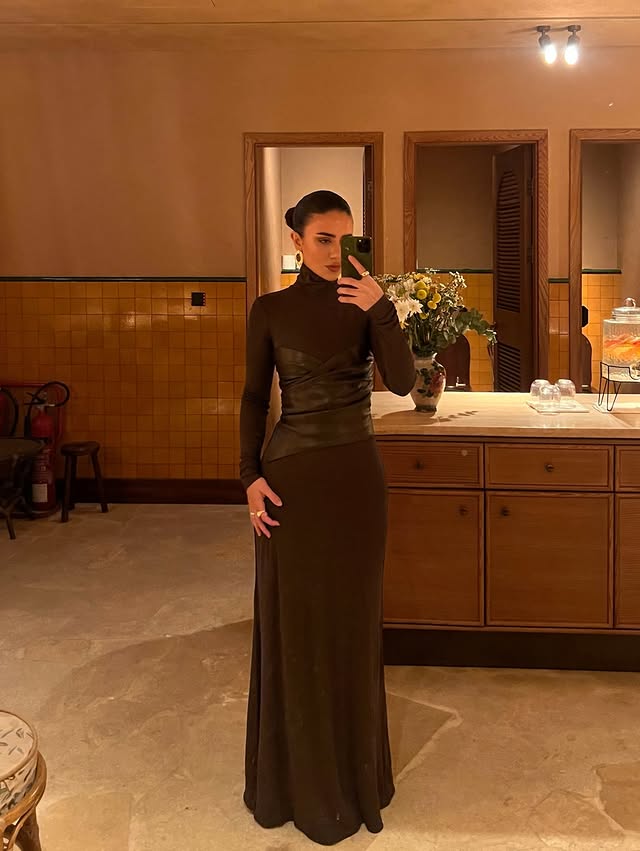 ديما الأسدي بفستان ترابي بصيحة الكورسيه