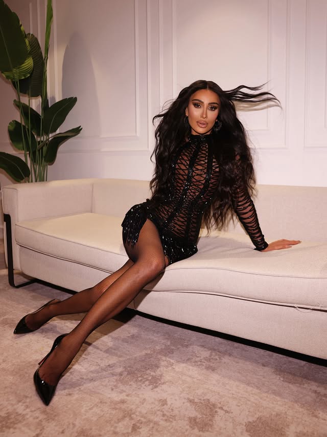 مايا دياب بنيولوك الشعر  "الأسود الداكن"