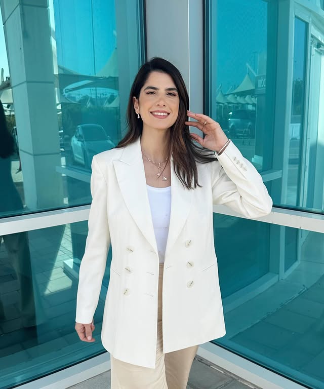 كارمن بصيبص بإطلالة "رسمية ناعمة" تفتتح حكاية "ليل"