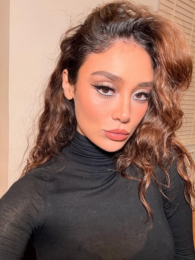 إطلالة جيزيم سيفيم بسحر الكحل الأبيض في الشتاء