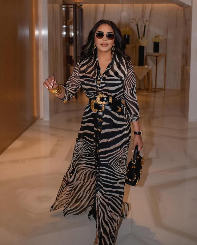 أحلام بفستان لافت بطبعة النقشة البرية