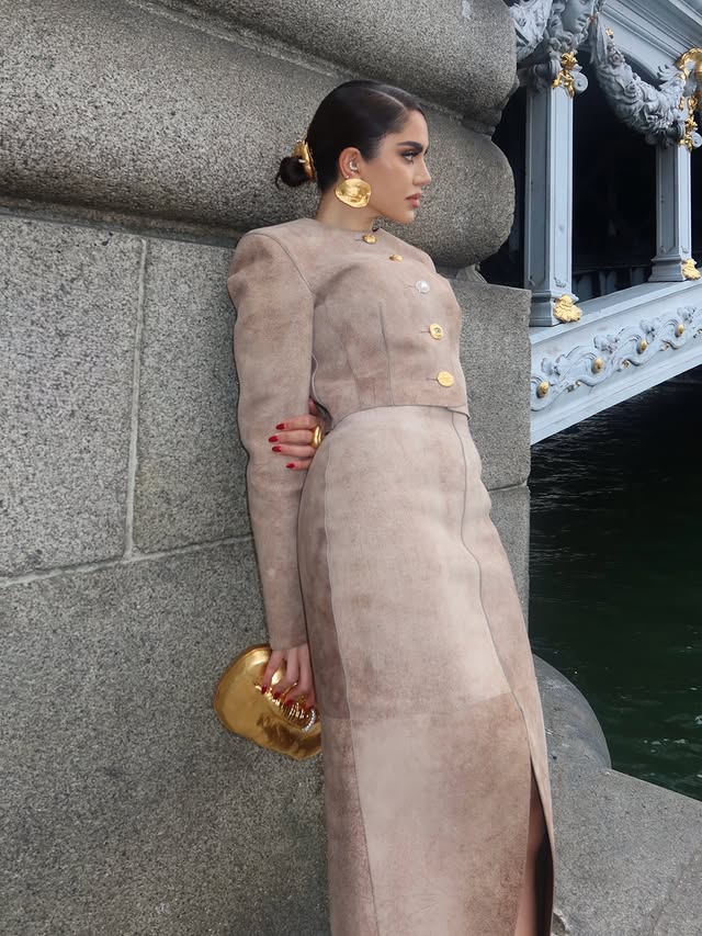 نجود الرميحي بإطلالة أنيقة دافئة باللون البيج