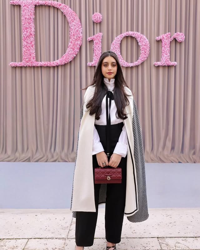 ياسمينا العبد بإطلالة درامية بالكاب في عرض ديور