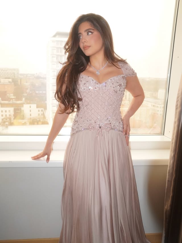 مايان السيد بإطلالة الفستان الوردي الفاتح