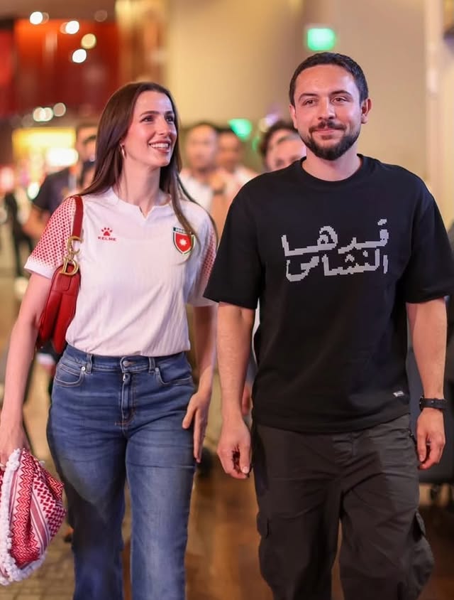 الأميرة رجوة بإطلالة جمالية ناعمة خلال دعم "النشامى" في المونديال