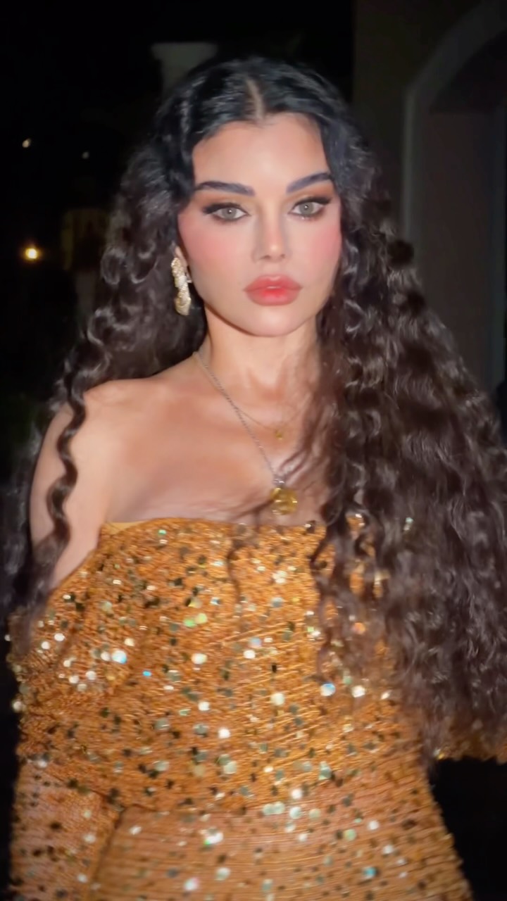 هيفاء وهبي بأحدث ظهور حيث ما تزال تعتمد اللون الأسود لشعرها