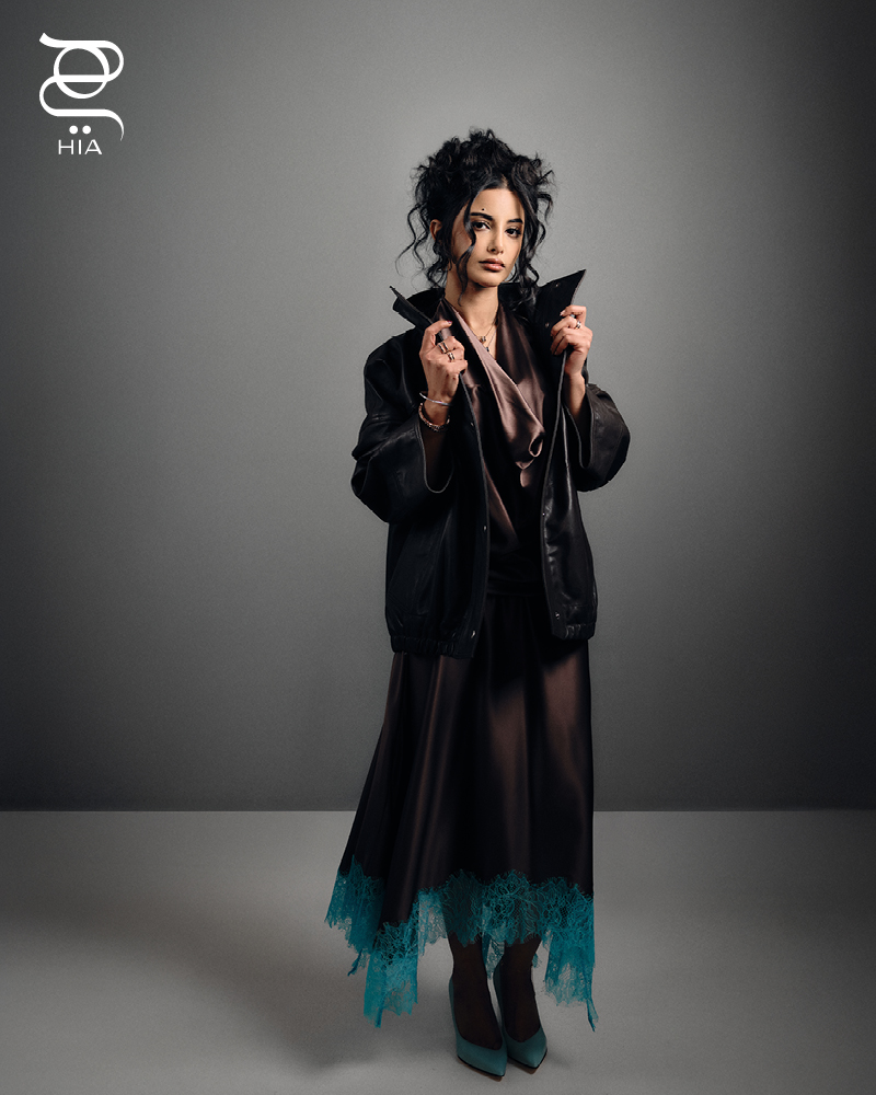 فستان من "ستود" Staud وجاكيت من "روهي" ROHE  لدى "هارفي نيكولز الرياض" Harvey Nichls Riyadh  حذاء من "هيفاء حميد" Haifa humaid   