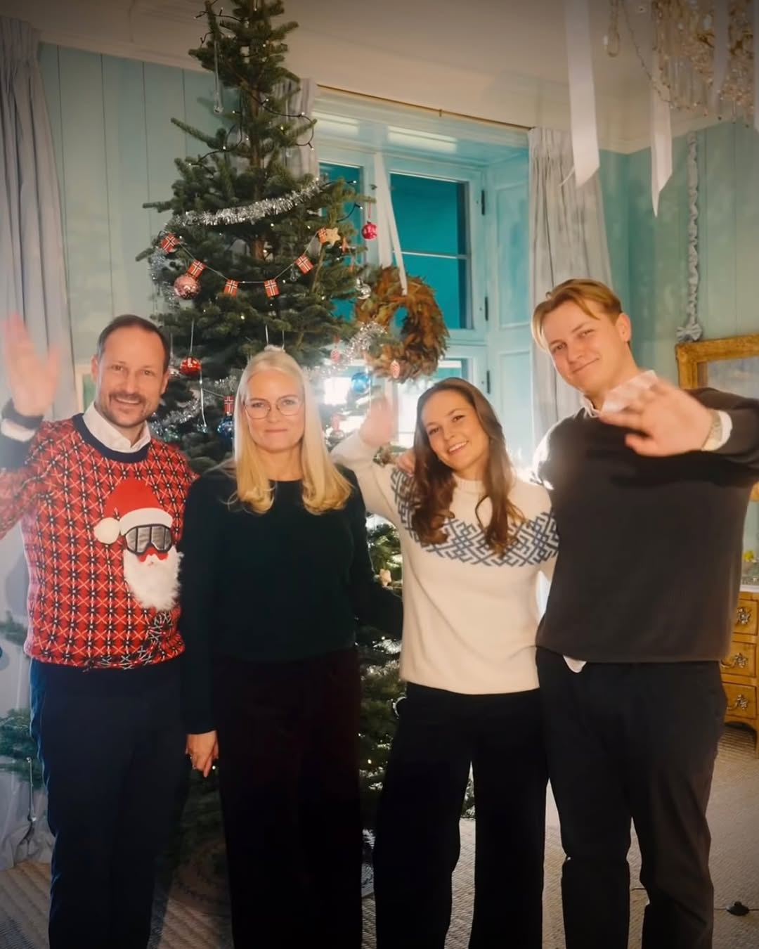 لقطة من الفيديو الأخير وهي تزين الشجرة