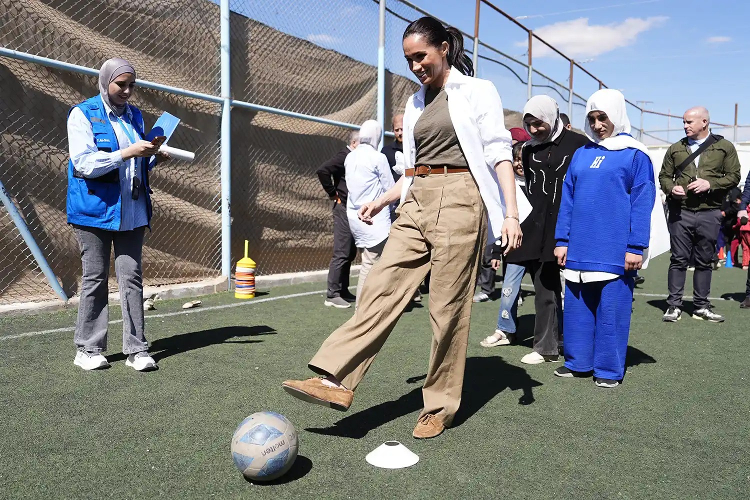 من صخب العاصمة إلى هدوء "الزعتري".. ميغان "المتواضعة"