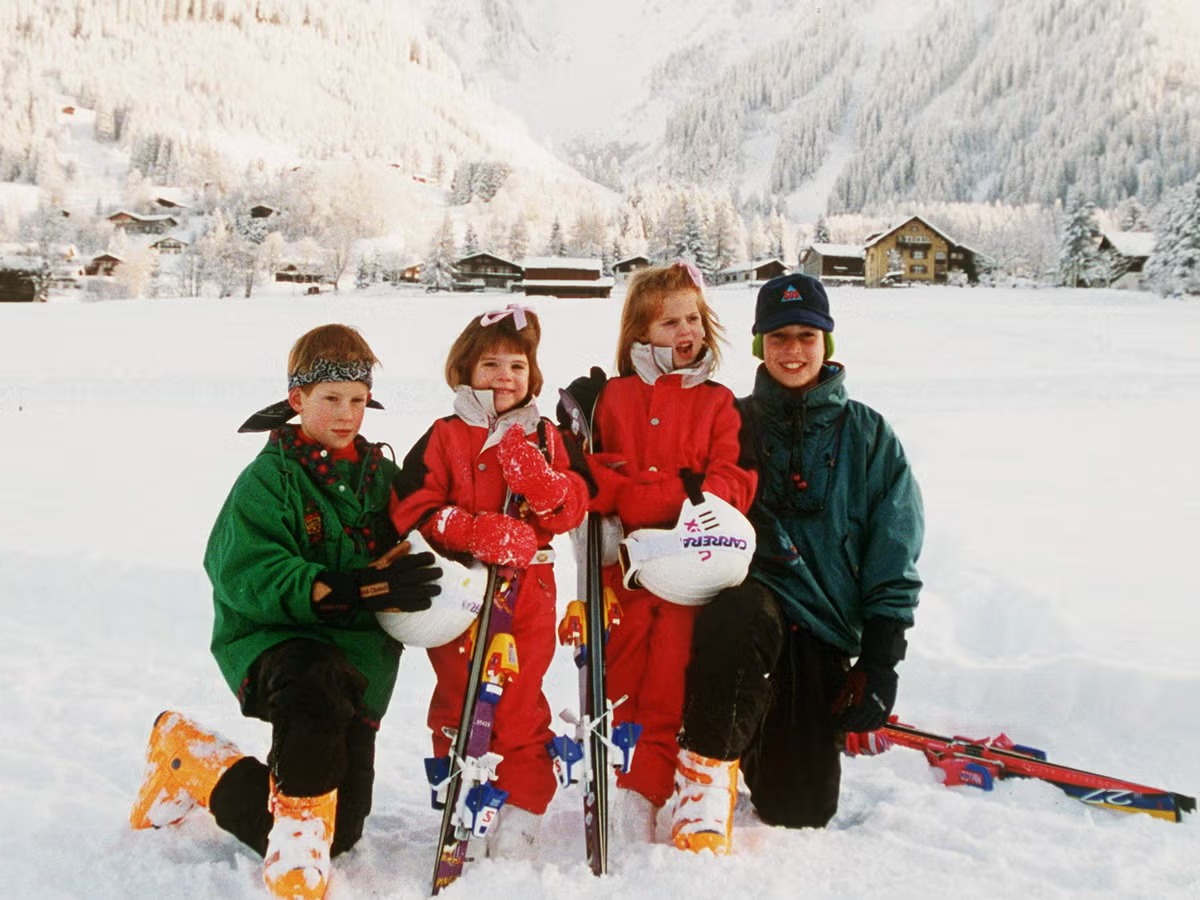 ويليام، وهاري، وبياتريس، ويوجيني، يصطفون لالتقاط صور التزلج التقليدية